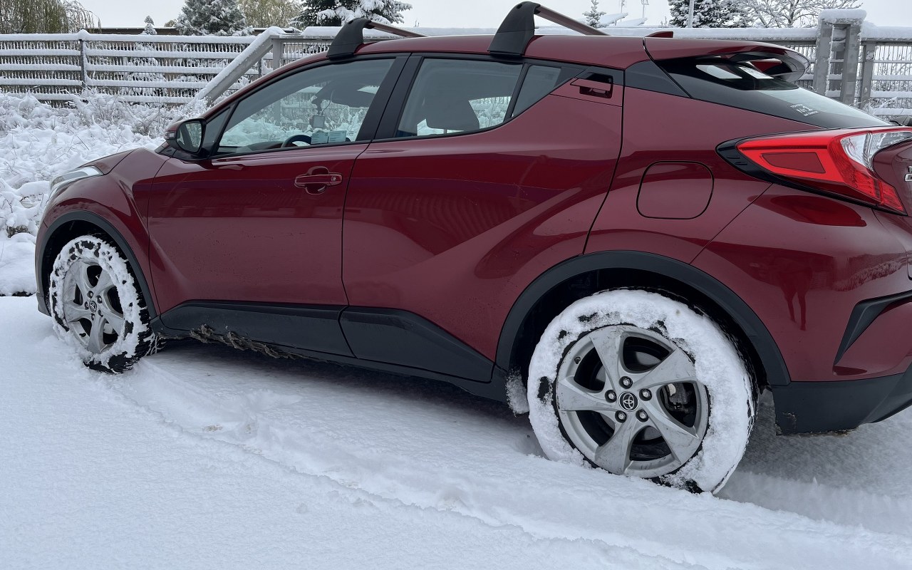 Sichere Fahrt im Winter dank richtiger Reifenwahl